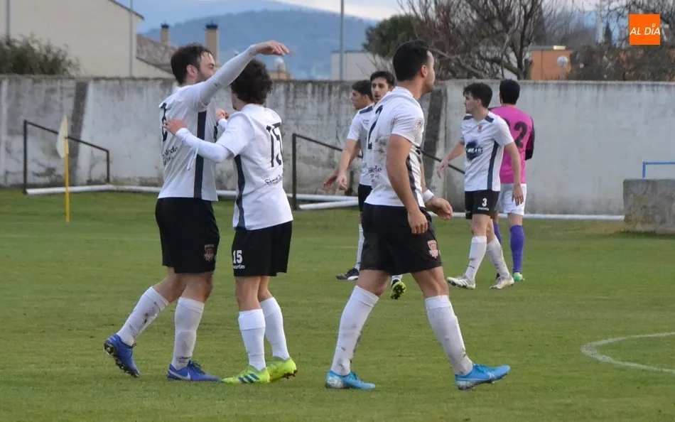 Foto 8 - Un gol de Lafu en el 90&rsquo; le da al Ciudad Rodrigo el igualado y divertido derby ante el Ribert  