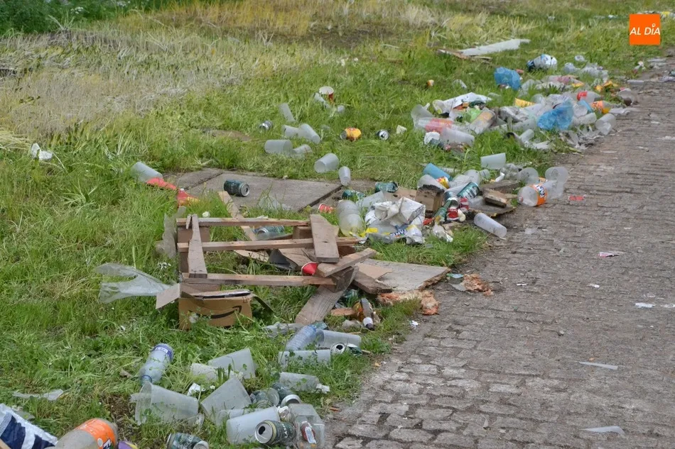 1Foto: Los restos de la fiesta en el Paseo  