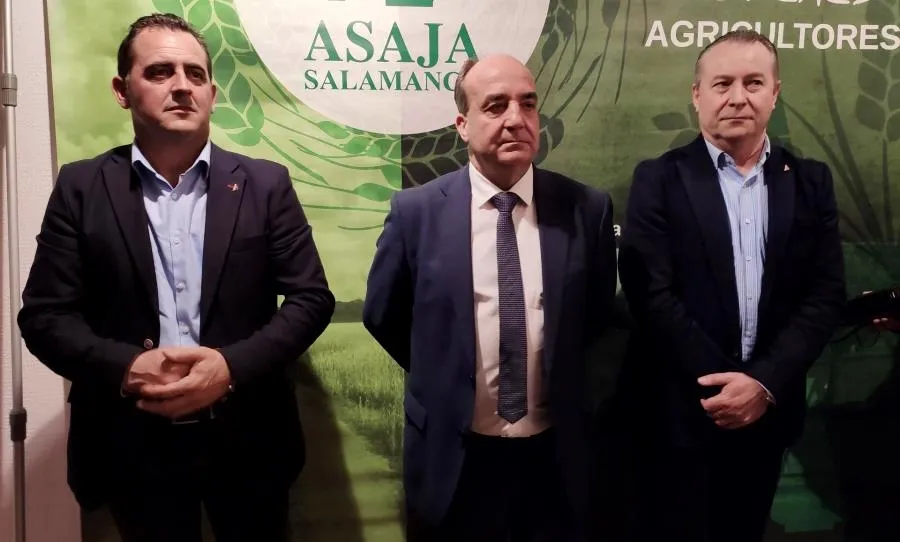 Donaciano Dujo acusa a las administraciones de hundir el campo El presidente de Asaja Salamanca, Juan Luis Delgado, el director general de PAC en la Junta, Juan Pedro Medina, y el presidente de Asaja Castilla y León, Donaciano Dujo, de izquierda a derec