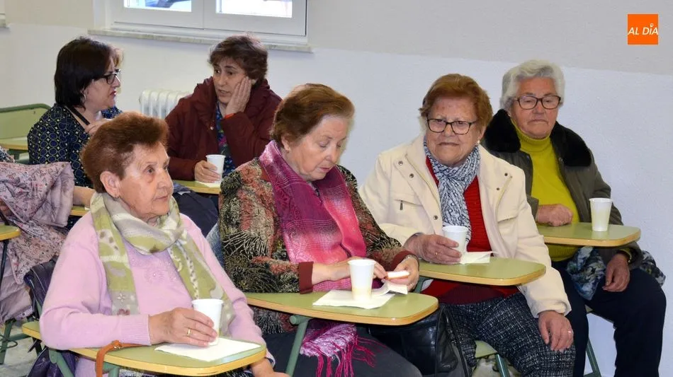 Foto 3 - Las mujeres de la Asociaci&oacute;n &lsquo;Villa de Lumbrales&rsquo; reivindican el reconomiento de la mujer en...