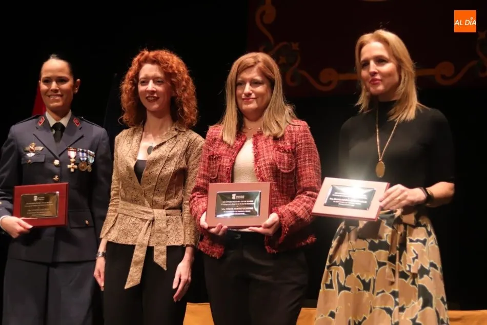 Las mujeres homenajeadas, junto a la concejala Ana Suárez| FOTO: Javier Herrero
