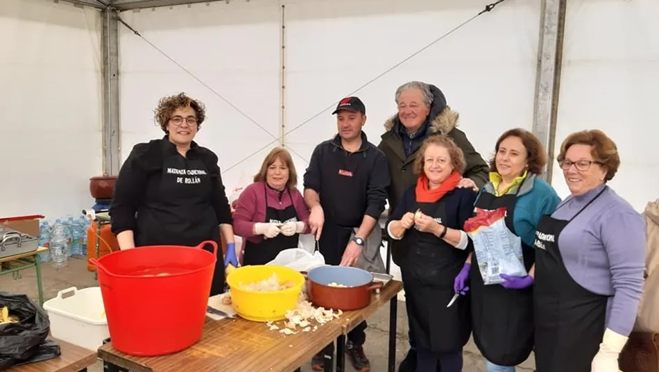 Jorge DAlessandro con algunos de los vecinos afanados en las labores matanceras. Foto: AytoRollan