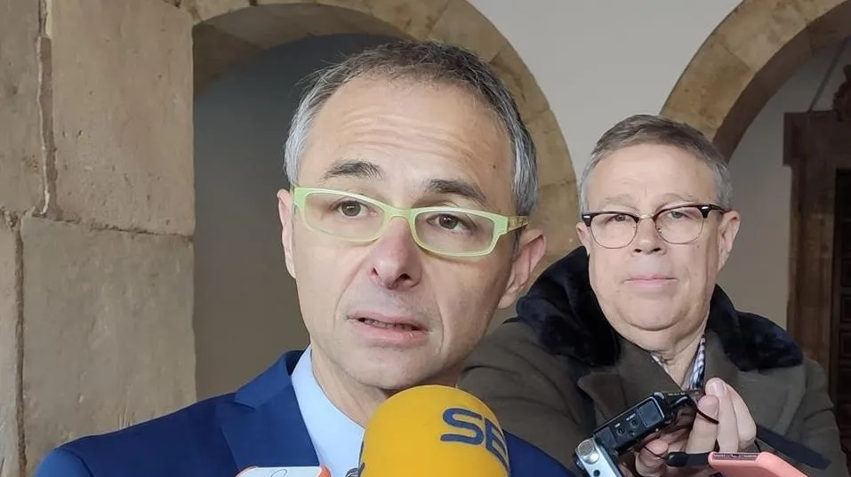 El rector de la USAL, Ricardo Rivero, atiende a los medios de comunicación este martes en Salamanca. Foto EP