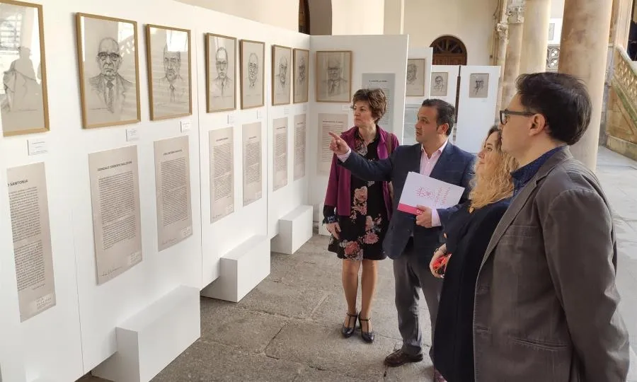 El diputado de turismo y patrimonio, Javier García, el director del Instituto Castellano y Leonés de la Lengua, Gonzalo Santonja, y la hija del artista, Alicia de la Vega, visitan esta exposición. Foto EP