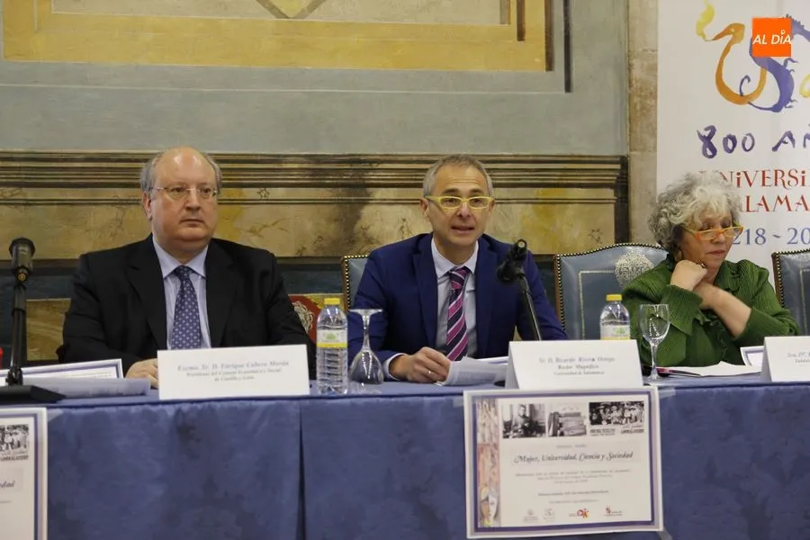 Encuentro, bajo el título Mujer, Universidad, Ciencia y Sociedad, en el colegio Fonseca. Foto de Íñigo Palacios