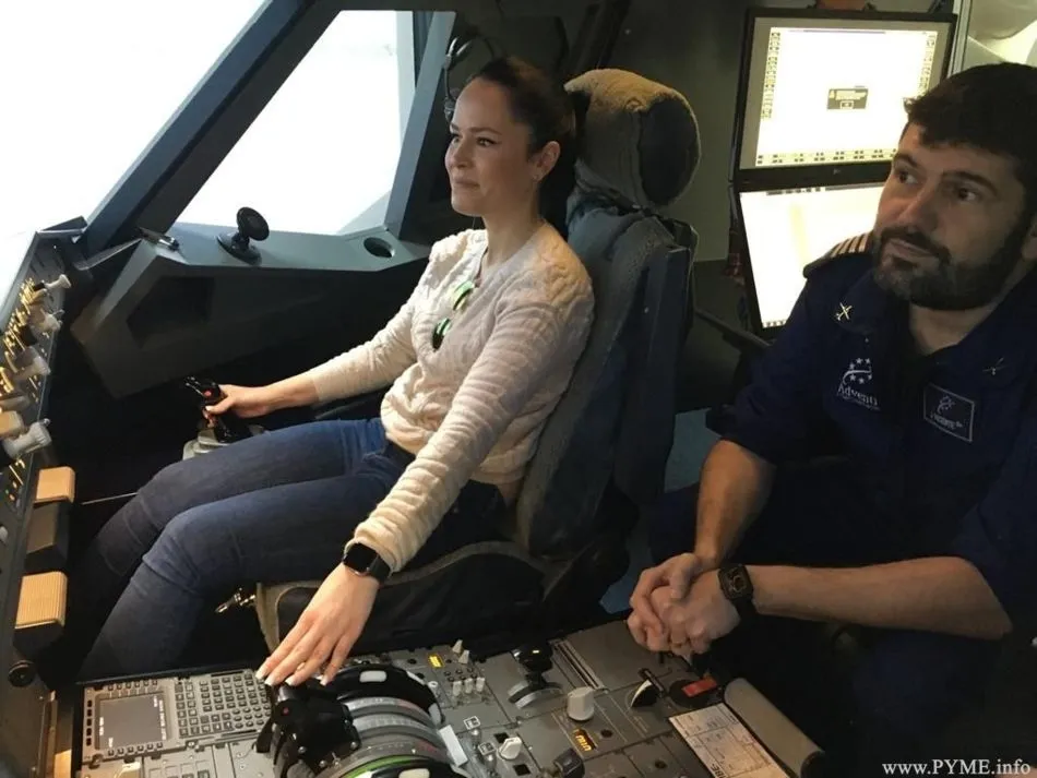 La capitán Losa en el simulador