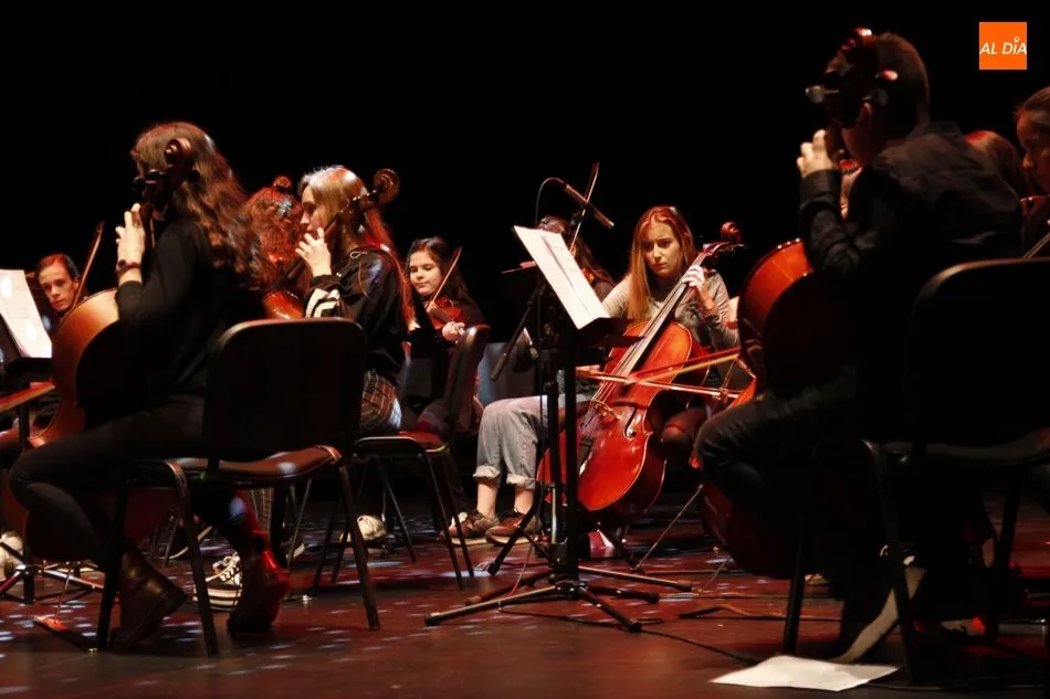 Por momentos, el escenario se llenó de artistas| FOTO: Ignacio Palacios