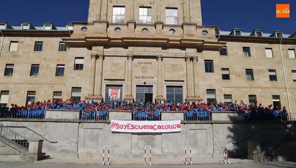Alumnos y docentes del colegio San Agustín. Foto de Lydia González