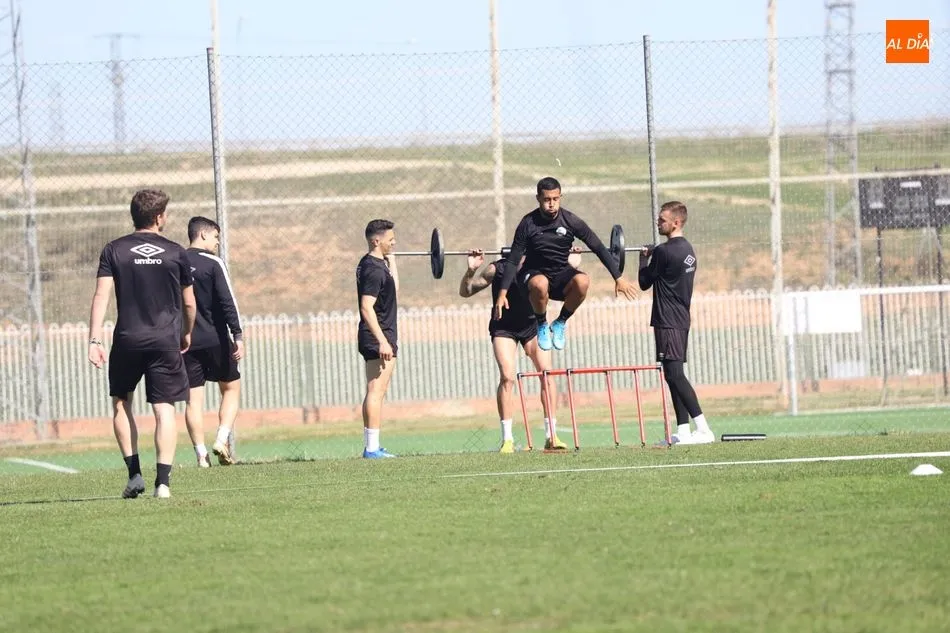 Owen Falconis salta una valla durante el entreno / Lydia González