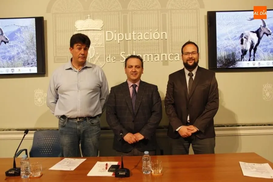El diputado de turismo, Javier García, y el presidente de la Federación de Caza de Salamanca, Javier Tendero, presentaban, hace unos días, el programa del II Foro de la Caza en Salamanca. Foto de Lydia González