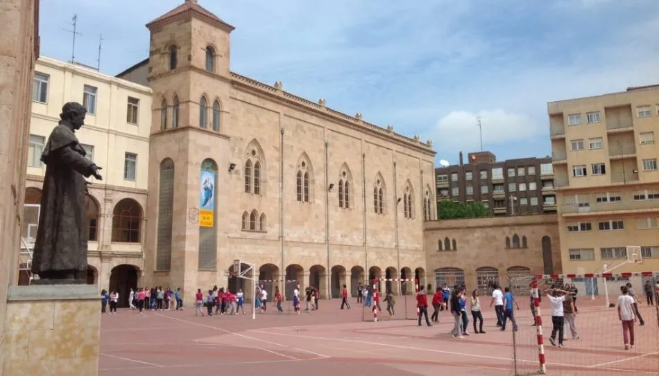 Patio del colegio María Auxiliadora