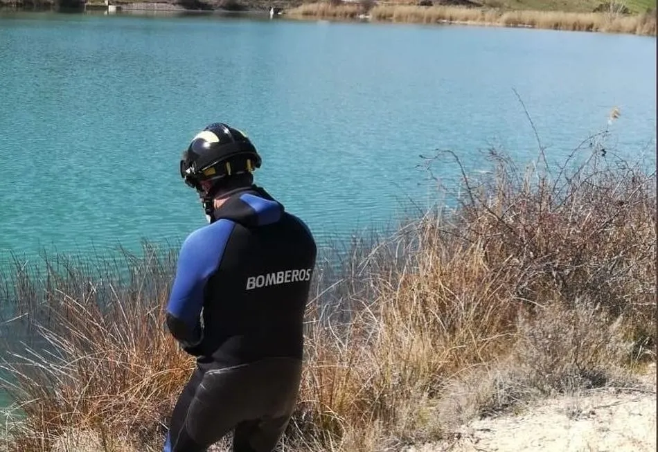 Un bombero de la Diputación, en el pantano de Encinas | EP