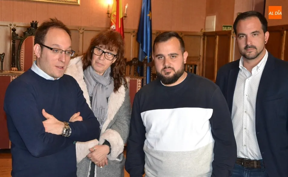 El alcalde junto a los miembros de la Cofradía en el momento de anunciarse las suspensiones