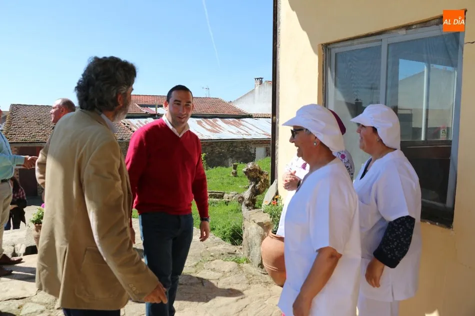 Foto 10 - El delegado de la Junta destaca la importancia de la mujer en el medio rural  