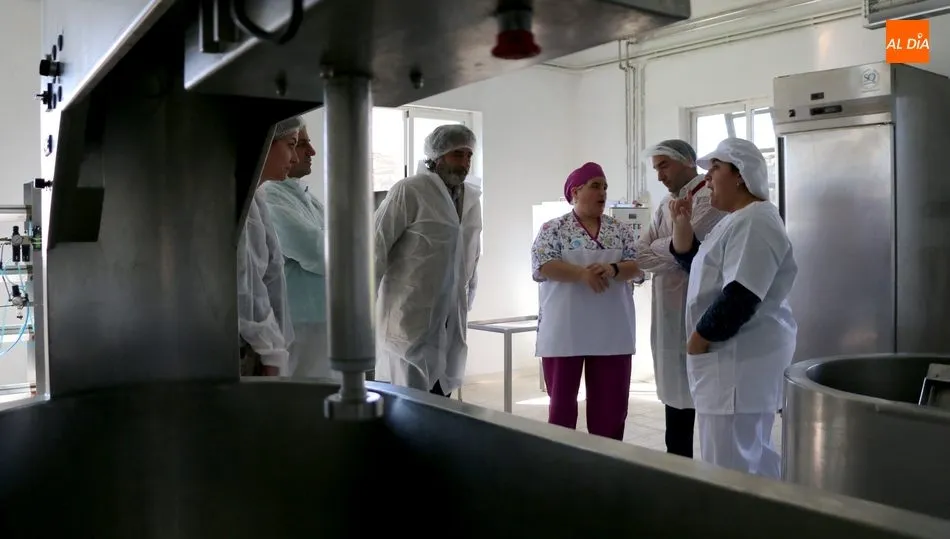 Eloy Ruiz permanecía atento a las explicaciones ofrecidas sobre la elaboración del queso de oveja en Cynara / CORRAL