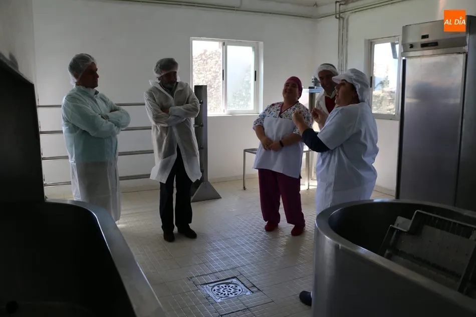Foto 4 - El delegado de la Junta destaca la importancia de la mujer en el medio rural  