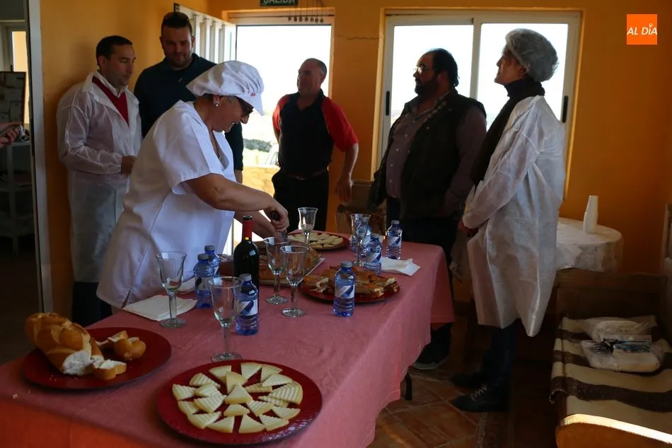 Foto 3 - El delegado de la Junta destaca la importancia de la mujer en el medio rural  