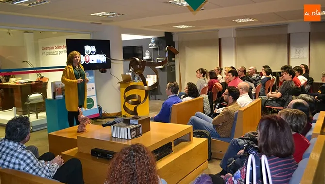 La narradora Verónica Pensosi ofrecía en la Biblioteca La Van Gogh olvidada