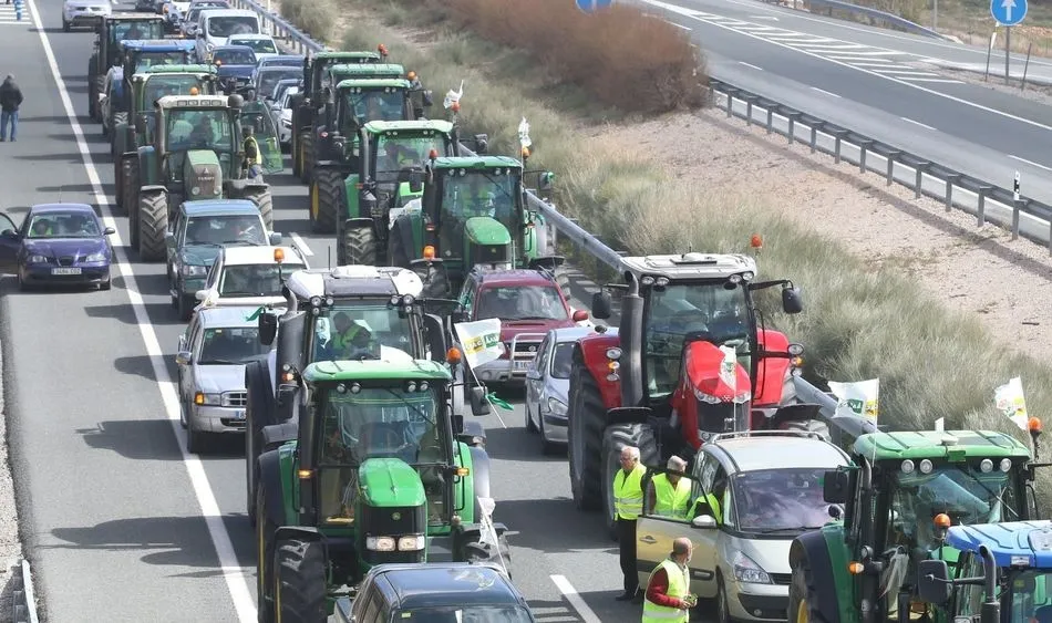 Agricultores y ganaderos garantizan la producción de alimentos para toda la sociedad y...