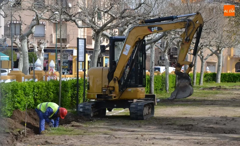 Se empiezan a perfilar las zonas ajardinadas del tramo en reforma de La Glorieta  
