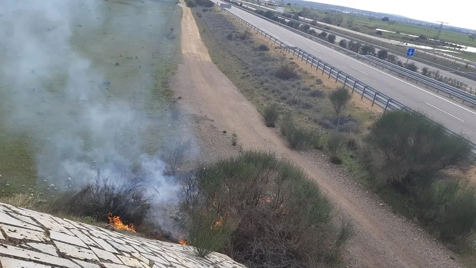 Foto 2 - Declarado un peque&ntilde;o incendio junto a la A-62 a la altura de Sancti-Sp&iacute;ritus  