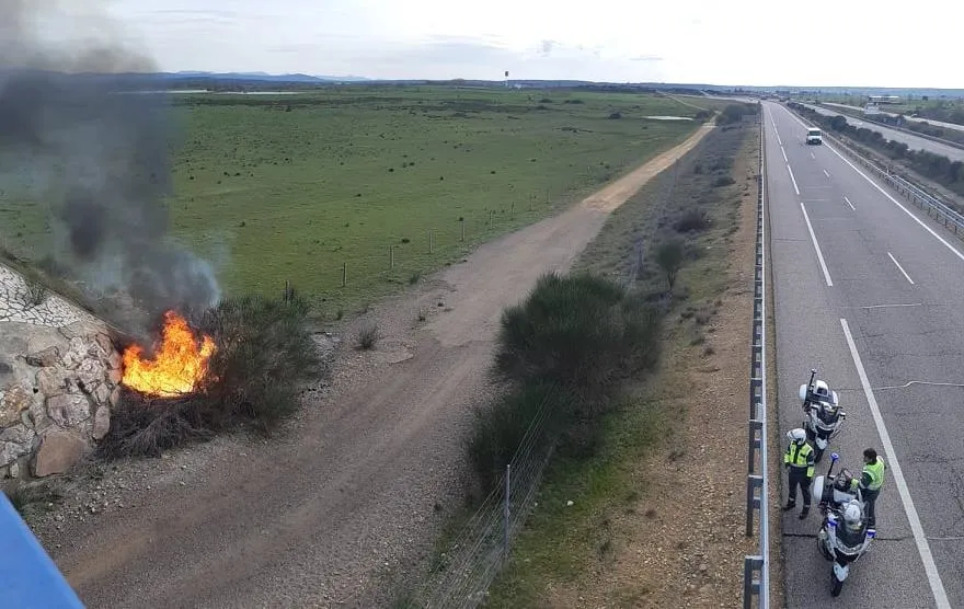 Foto 3 - Declarado un peque&ntilde;o incendio junto a la A-62 a la altura de Sancti-Sp&iacute;ritus  