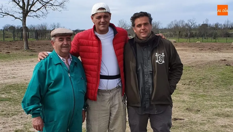Jesús y David con Frank Cuesta en la finca de Gomeciego