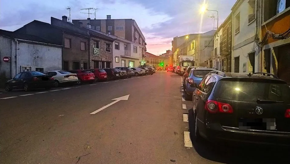 Aspecto que presentaba ayer jueves una de las calles de Vitigudino a última hora de la tarde / ISABEL CHICO
