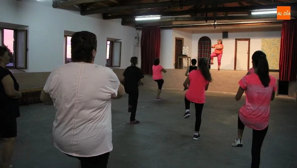 Las clases de zumba ser imparten los viernes por la tarde en el salón multiusos