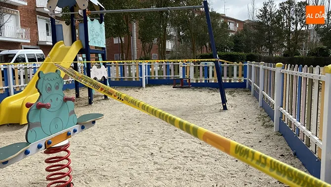 Zonas de juego como la del parque de Los Jardines permanecen cerradas desde hoy