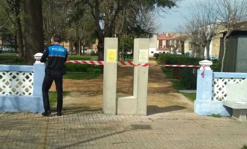 Foto 4 - Cerrados al p&uacute;blico los parques de Ciudad Rodrigo  