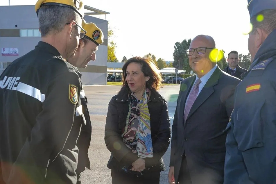 La ministra de Defensa, Margarita Robles, junto a miembros de la Unidad Militar de Emergencias (UME) - MINISTERIO DE DEFENSA - Archivo