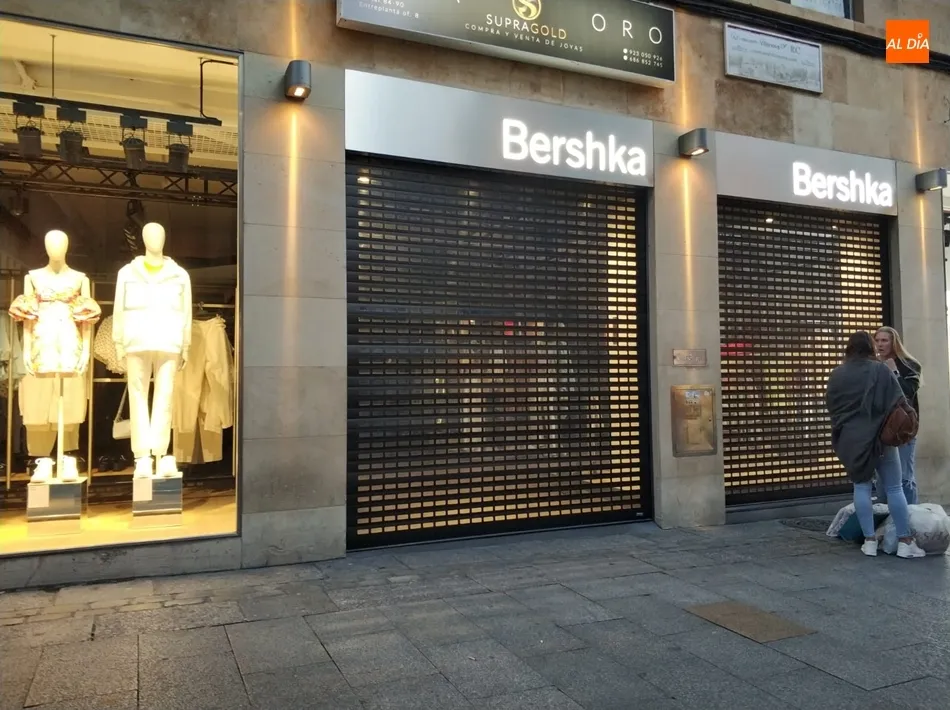 Tiendas cerradas en el centro de la ciudad. Fotos: Lydia González