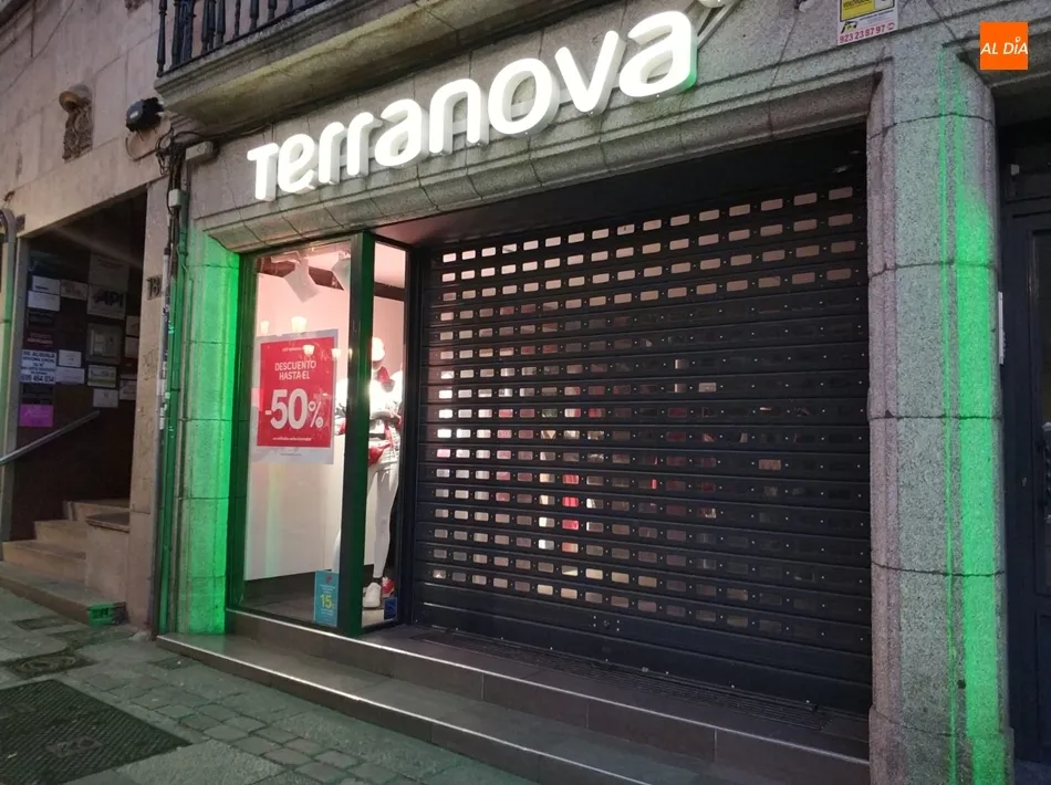 Foto 3 - Los comercios del centro de Salamanca cierran sus puertas antes del horario habitual