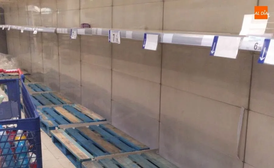 Estanterías de papel higiénico vacías en el Carrefour de la carretera Zamora