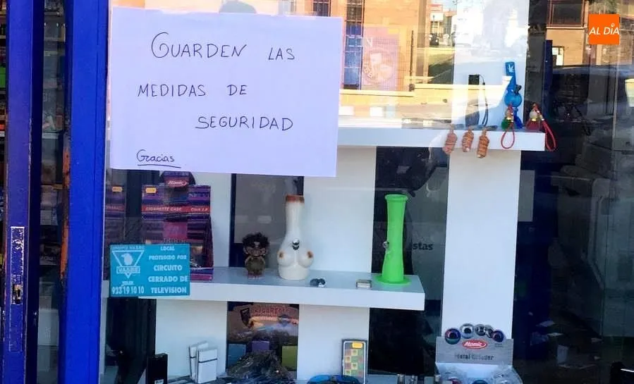 Cartel que recomienda a guardar las medidas de seguridad en una tienda