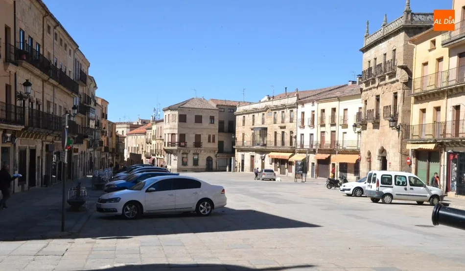 Permitido el aparcamiento en la Plaza Mayor, aunque el Ayuntamiento recomienda quedarse en casa  