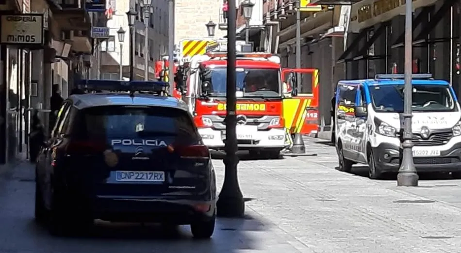 Camión de los Bomberos y vehículos policiales desplazados a Espoz y Mina, con motivo de este fuego