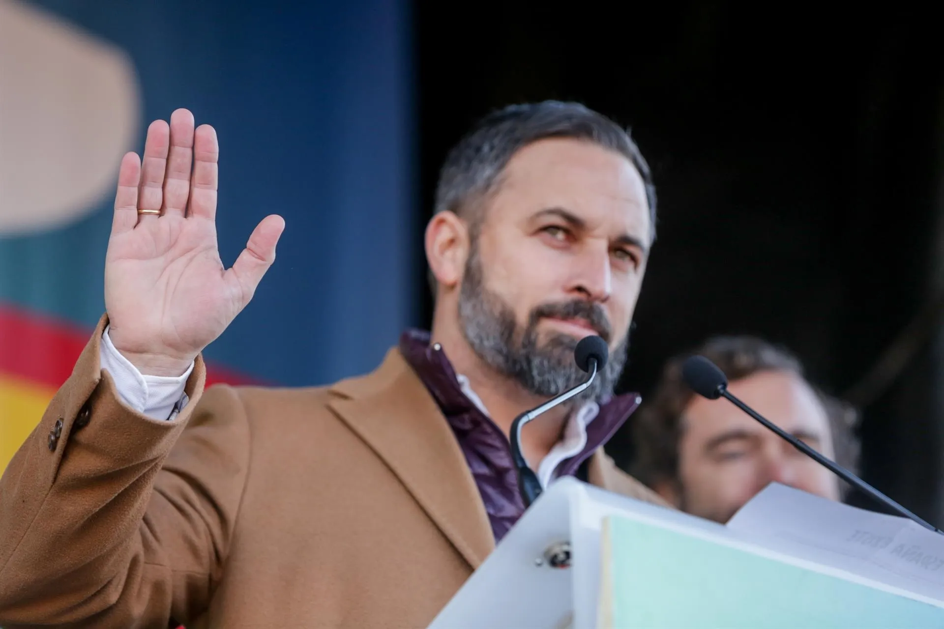 El presidente de Vox, Santiago Abascal, durante la concentración convocada por la plataforma España Existe frente al Ayuntamiento de la capital / Europa Press