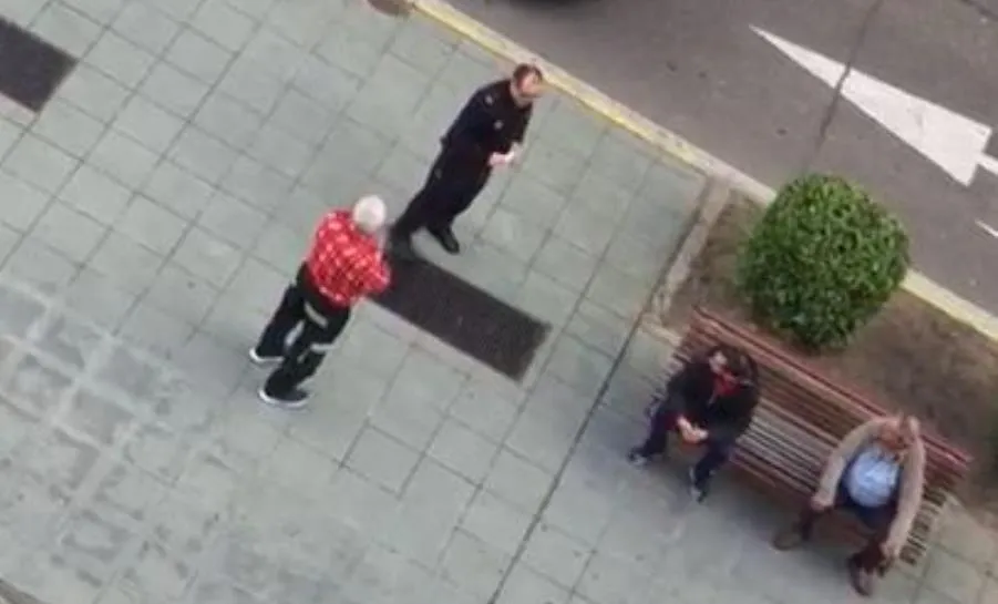 Agente de la Policía en la calle Sumatra (barrio de Puente Ladrillo), donde permanecían agrupadas, sin respetar la orden del Gobierno, varias personas