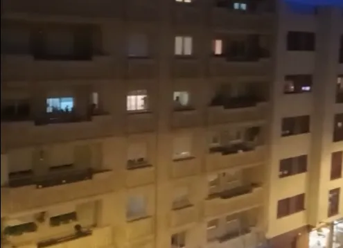 Se repiten los aplausos para homenajear a los sanitarios españoles desde todos los puntos de...