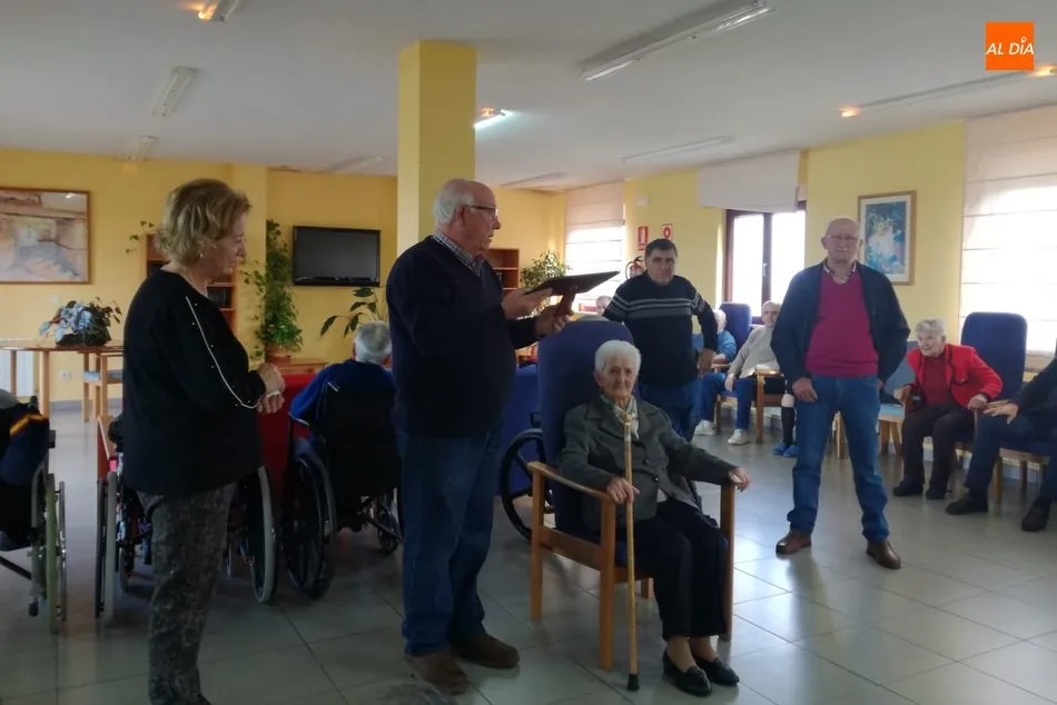 Foto 2 - Eufemia Arroyo recibe un merecido homenaje en Masueco con motivo de su centenario  