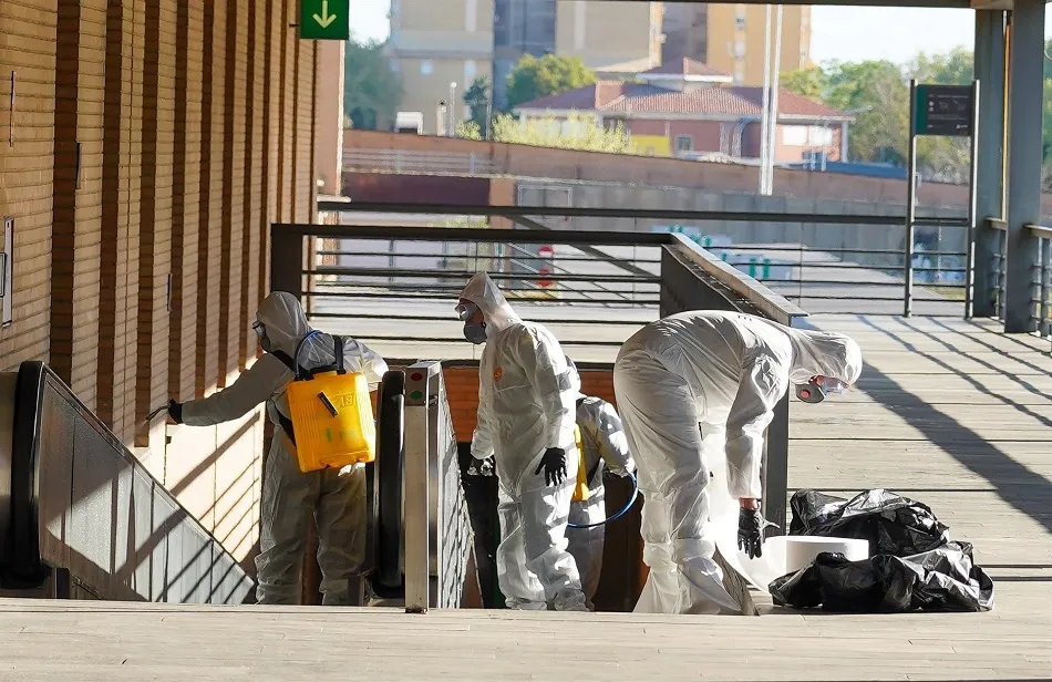 Miembros de la UME desinfectando la estación de Santa Justa de Sevilla | EP