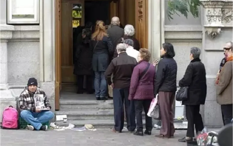 El Gobierno precisa que los Servicios Sociales se van a ver seguramente desbordados por la sobrecarga de trabajo en las diversas áreas de la asistencia social | EP