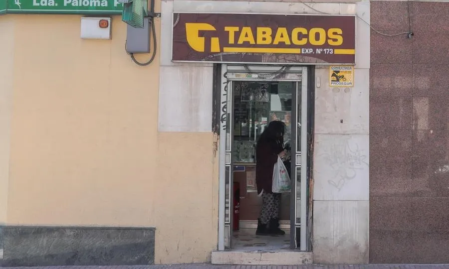 Compradores acuden al estanco tras el anuncio del estado de alarma realizado por el presidente del Gobierno, Pedro Sánchez. Foto de Jesús Hellín - EP