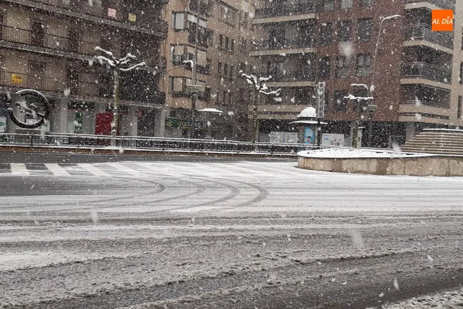 Foto 2 - B&eacute;jar se viste de blanco tap&aacute;ndose con un manto protector