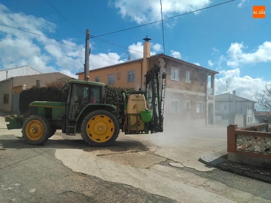 Foto 5 - Villoruela comienza la semana con una intensa labor de desinfecci&oacute;n