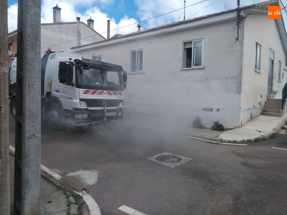 Foto 4 - Villoruela comienza la semana con una intensa labor de desinfecci&oacute;n