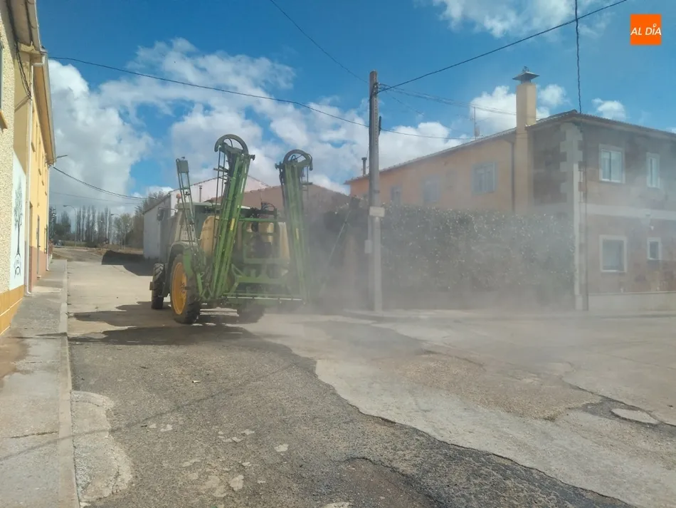 Foto 3 - Villoruela comienza la semana con una intensa labor de desinfecci&oacute;n