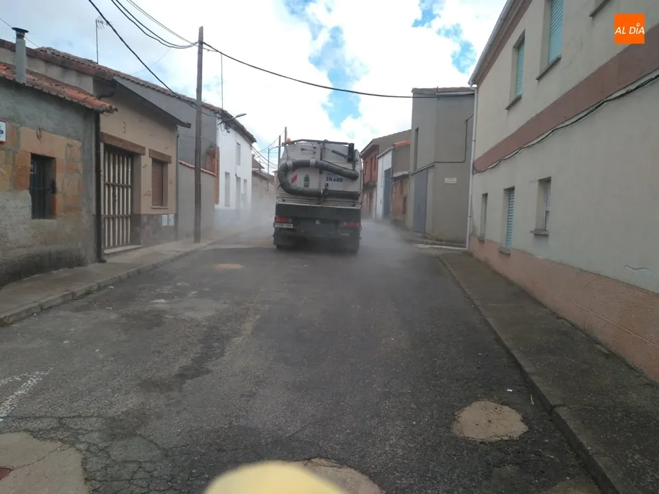 Foto 2 - Villoruela comienza la semana con una intensa labor de desinfecci&oacute;n
